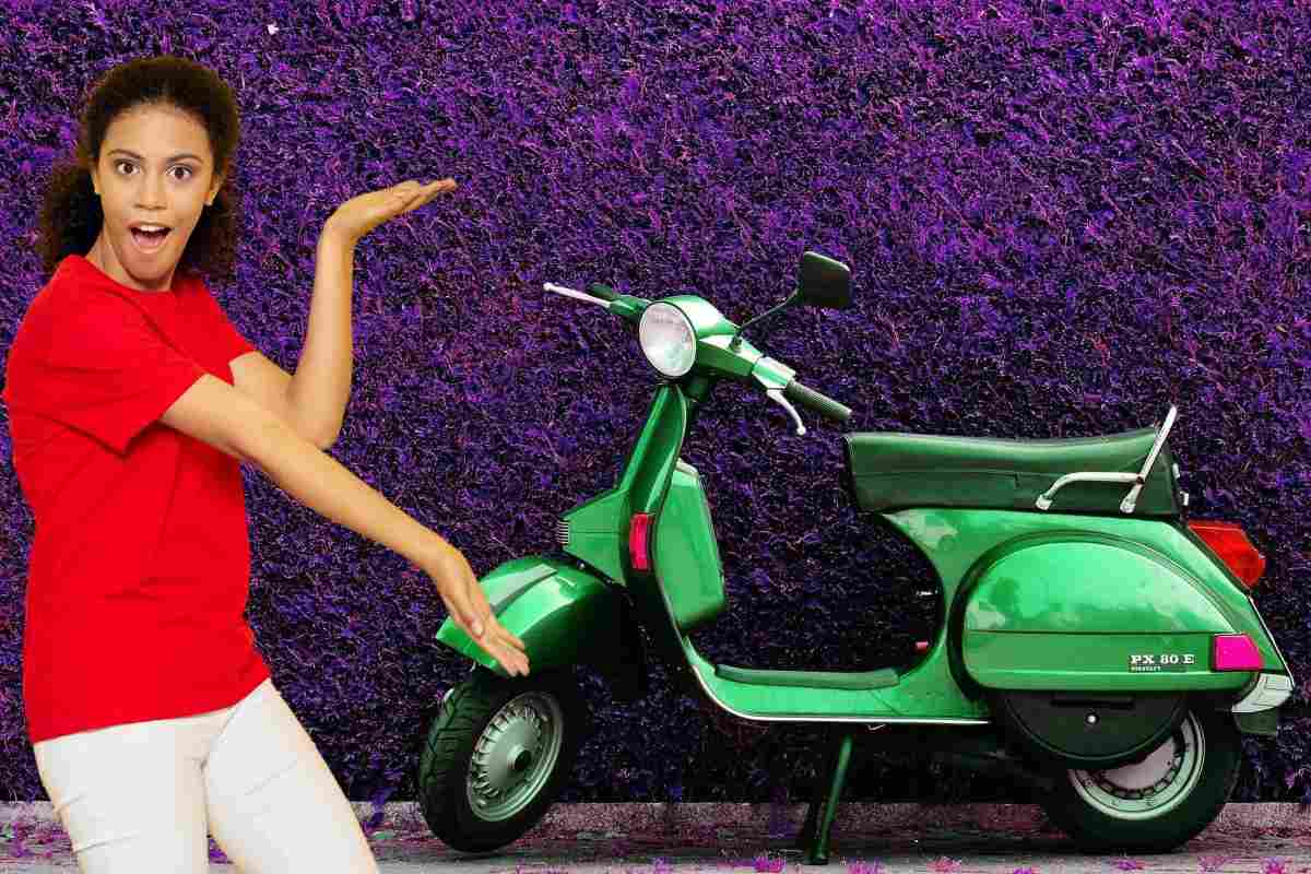 Una ragazza stupita mostra una Vespa