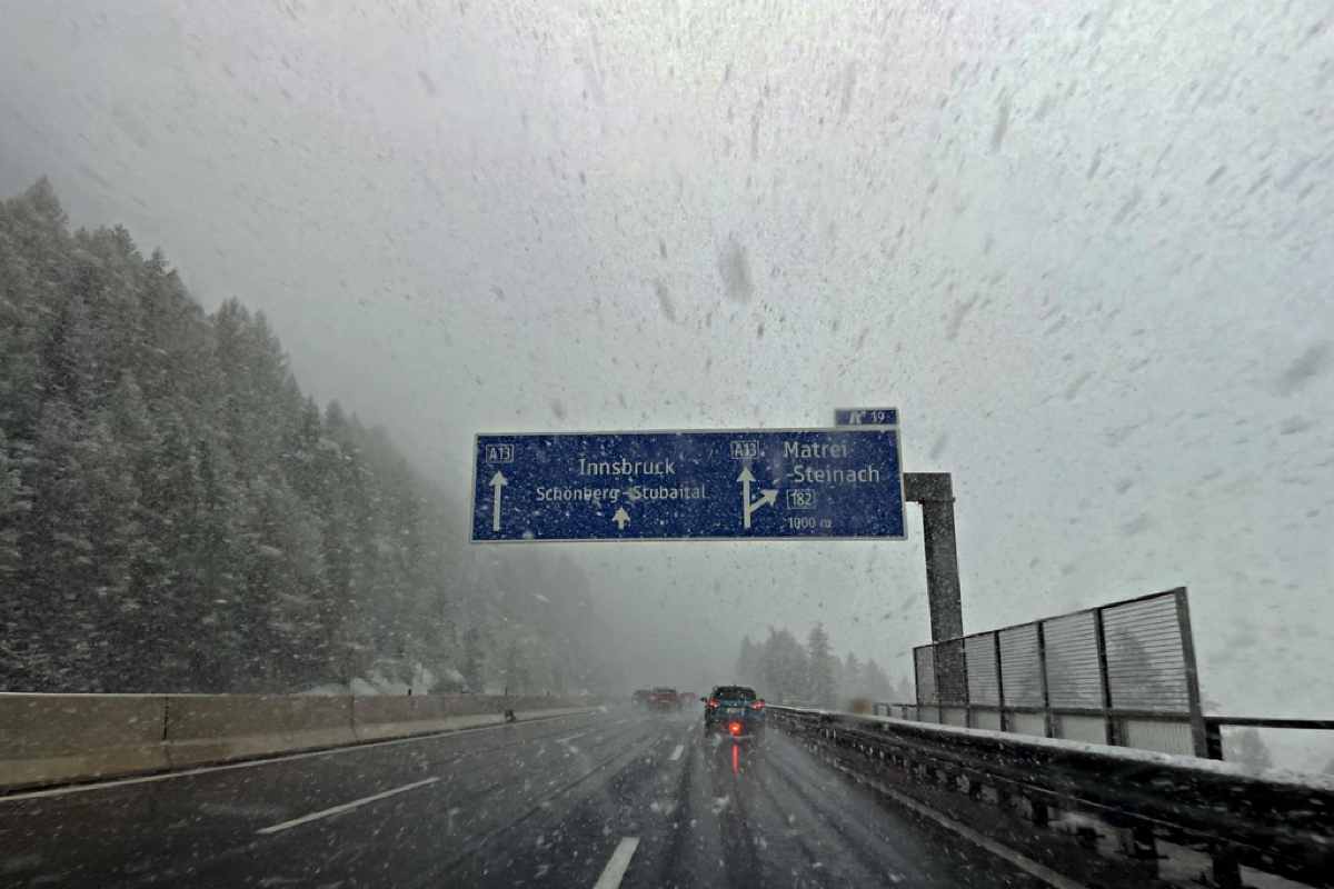 Strada innevata