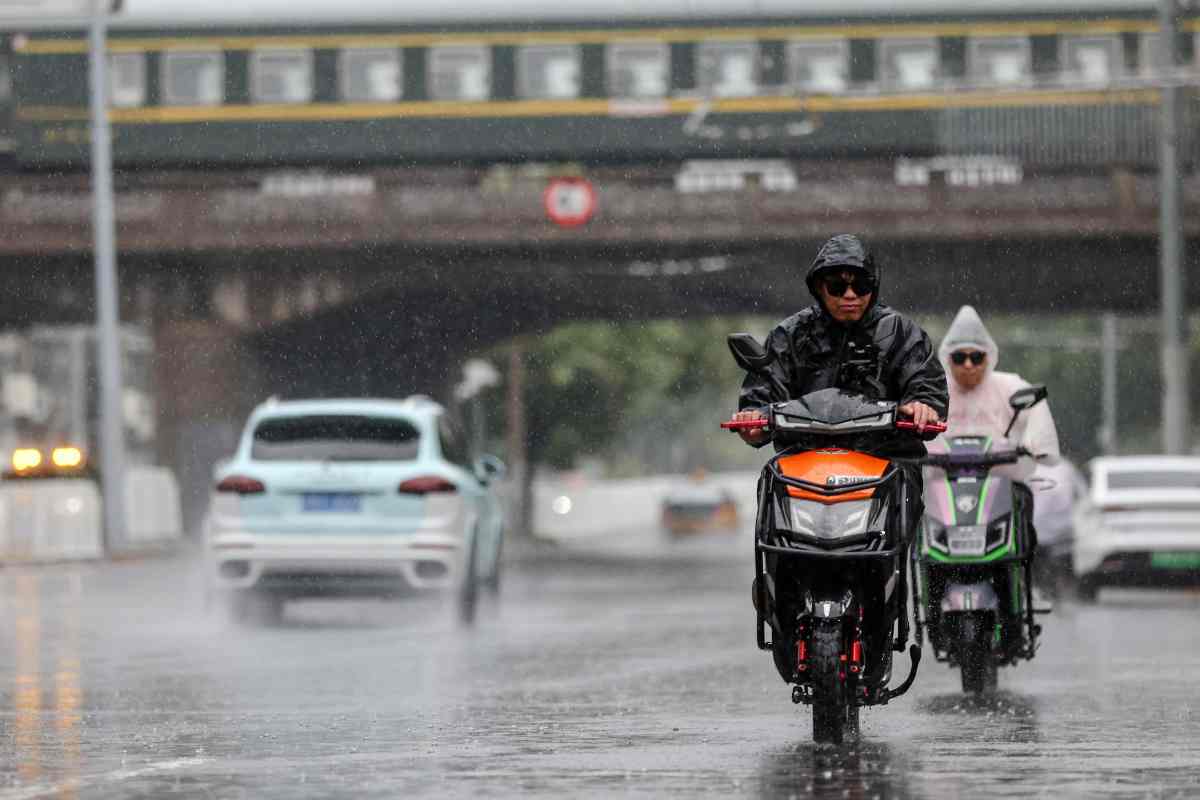 scooter sotto la pioggia