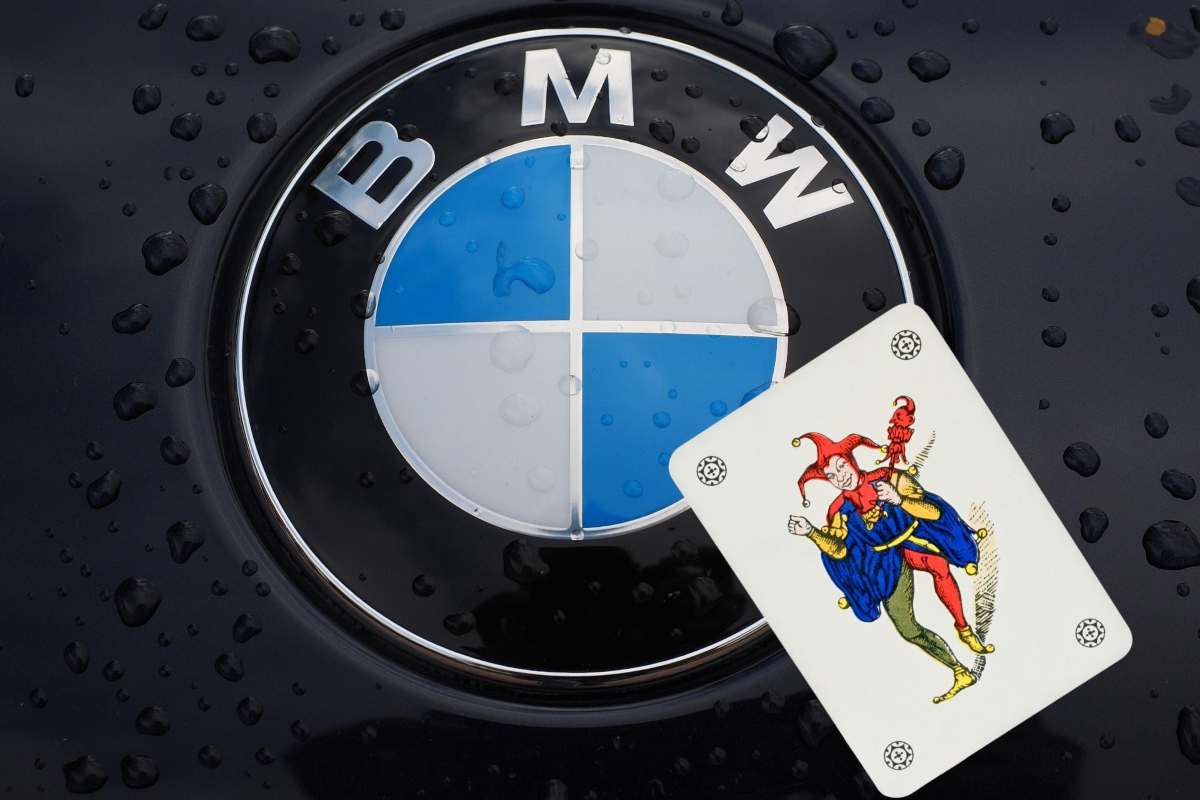 Il logo BMW e una carta da gioco con il jolly