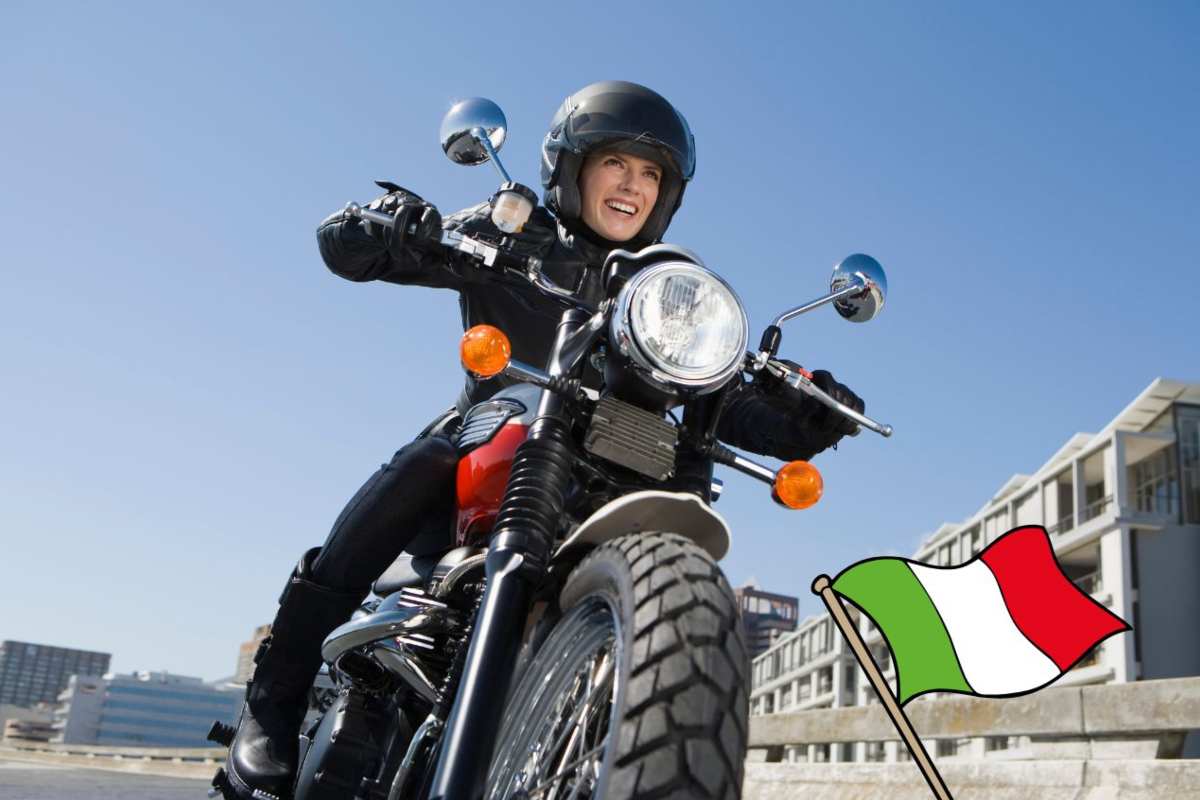 Una donna in sella ad una moto crossover e a destra il disegno di una bandiera italiana