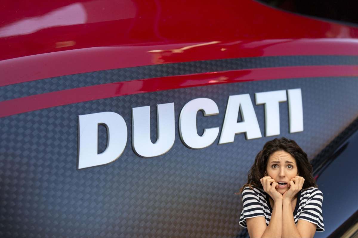 Il nome Ducati sul serbatoio, in basso a destra una donna spaventata