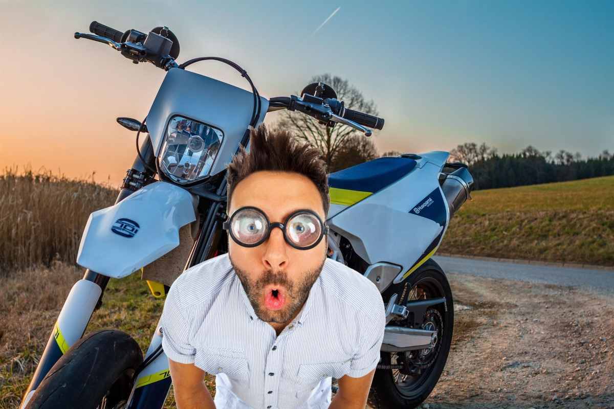 Una Husqvarna e davanti un ragazzo a bocca aperta