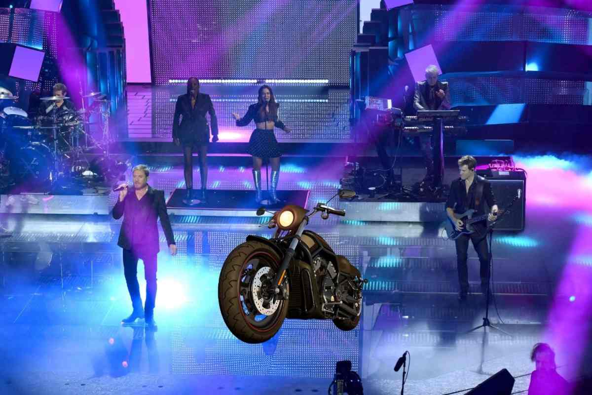 Il palco di Saremo durante l'esibizione dei Duran Duran e il disegno di una moto