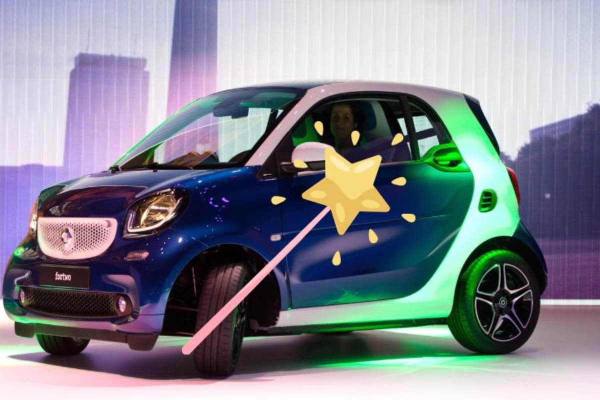 La Smart For Two e sopra una bacchetta magica