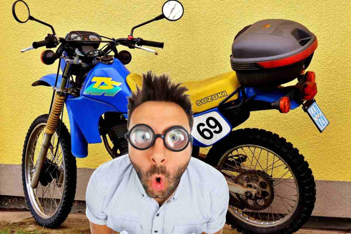 una Suzuki e davanti un ragazzo sorpreso