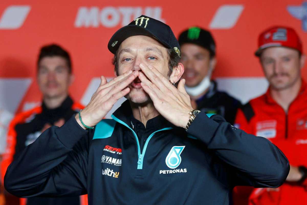 Valentino Rossi saluta i tifosi