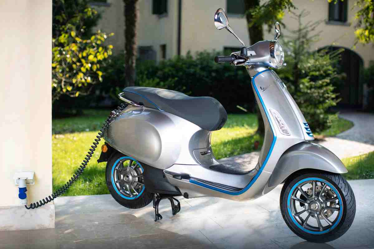 La Vespa elettrica in carica