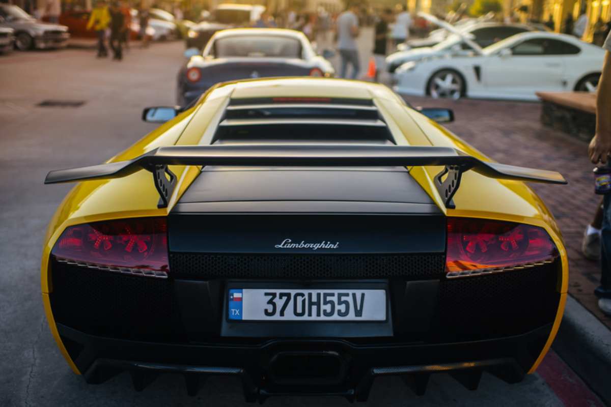 Lamborghini con targa ambigua