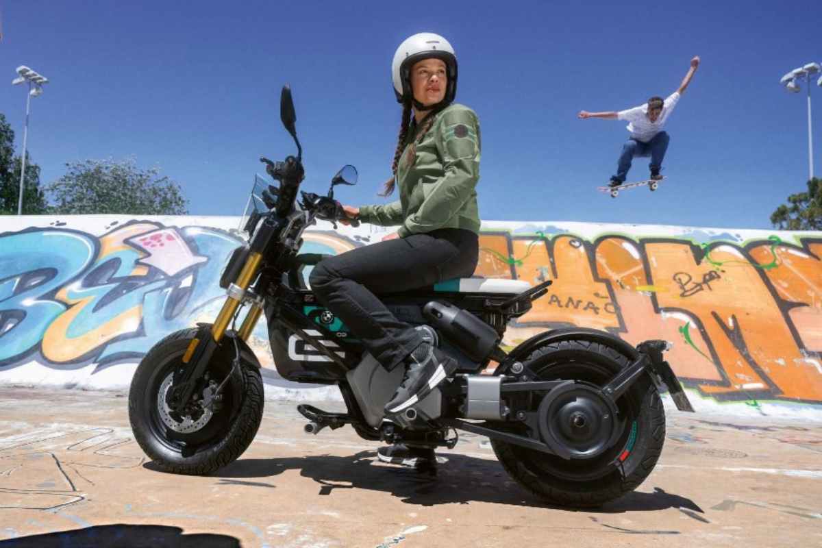 Ragazza in sella allo scooter elettrico BMW CE 02 