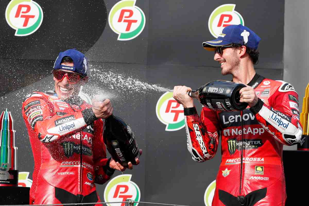 Bagnaia e Marquez festeggiano sul podio