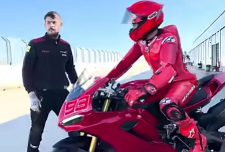 Marc Marquez alla guida della Ducati Panigale V2 S