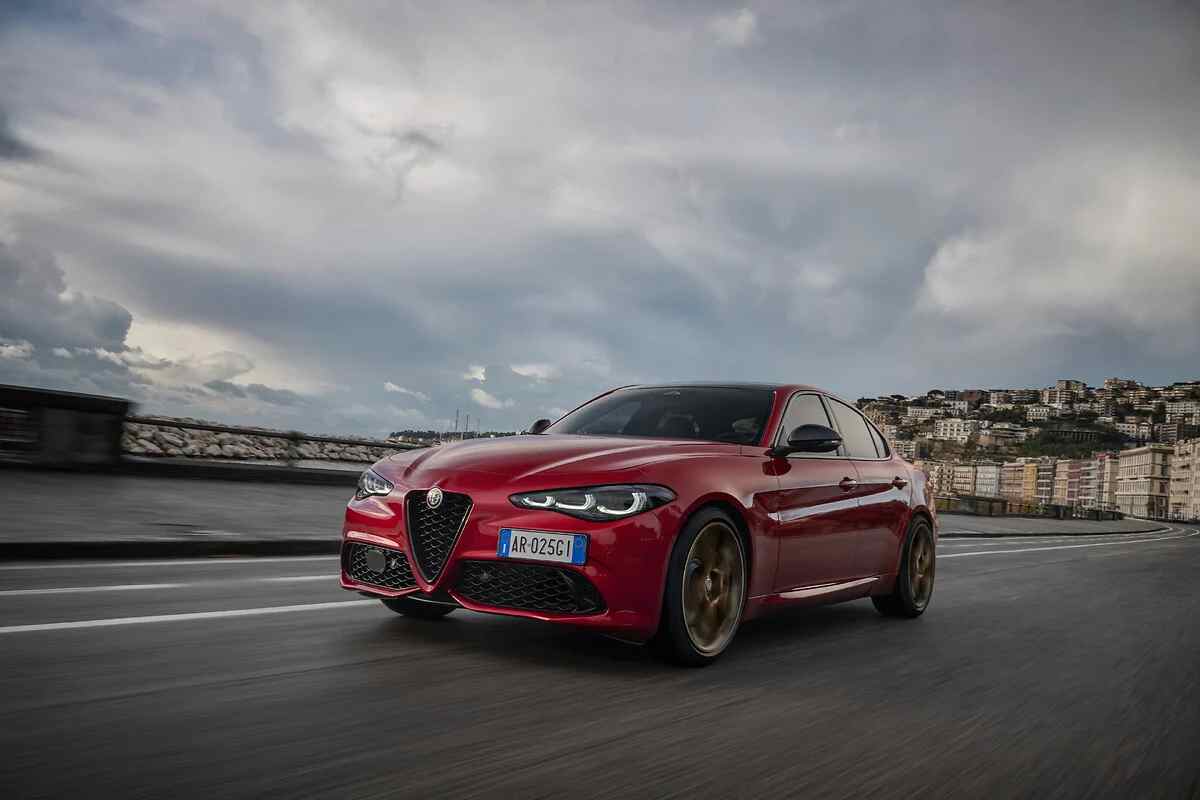 Alfa Romeo Giulia Intensa su strada 