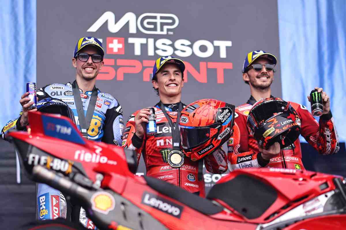 Alex e Marc Marquez con Bagnaia sul podio