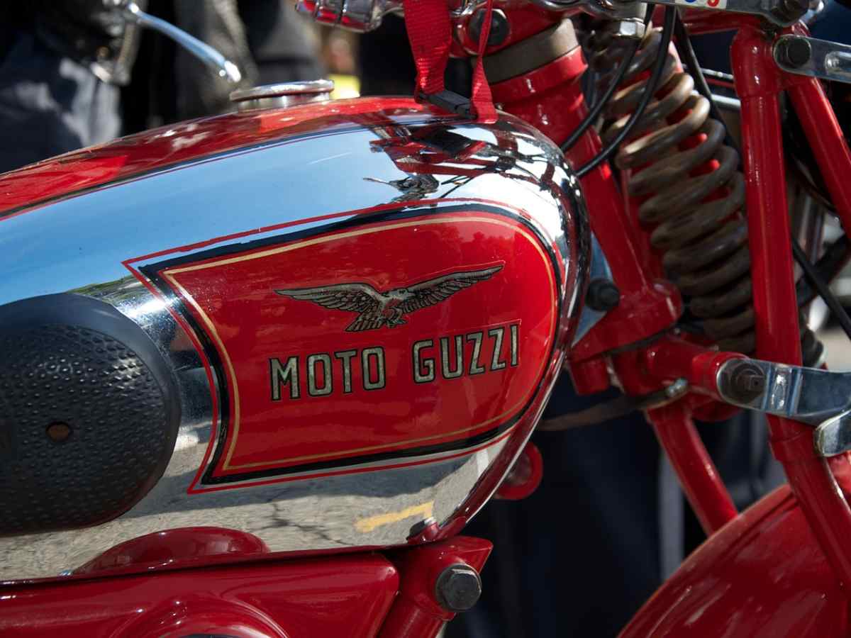 Una Moto Guzzi rossa con marchio e logo visibili