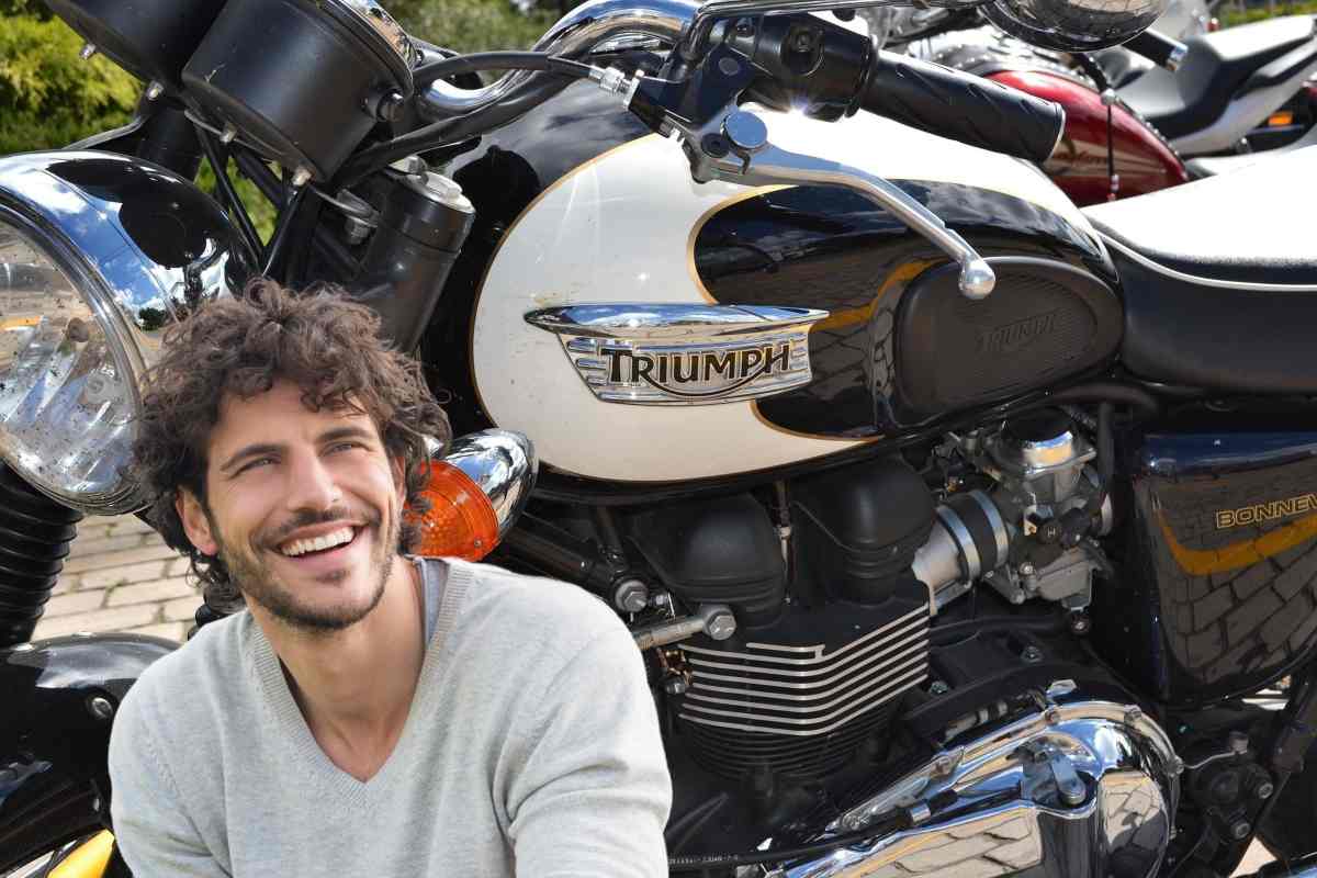 Una moto Triumph e un ragazzo che sorride