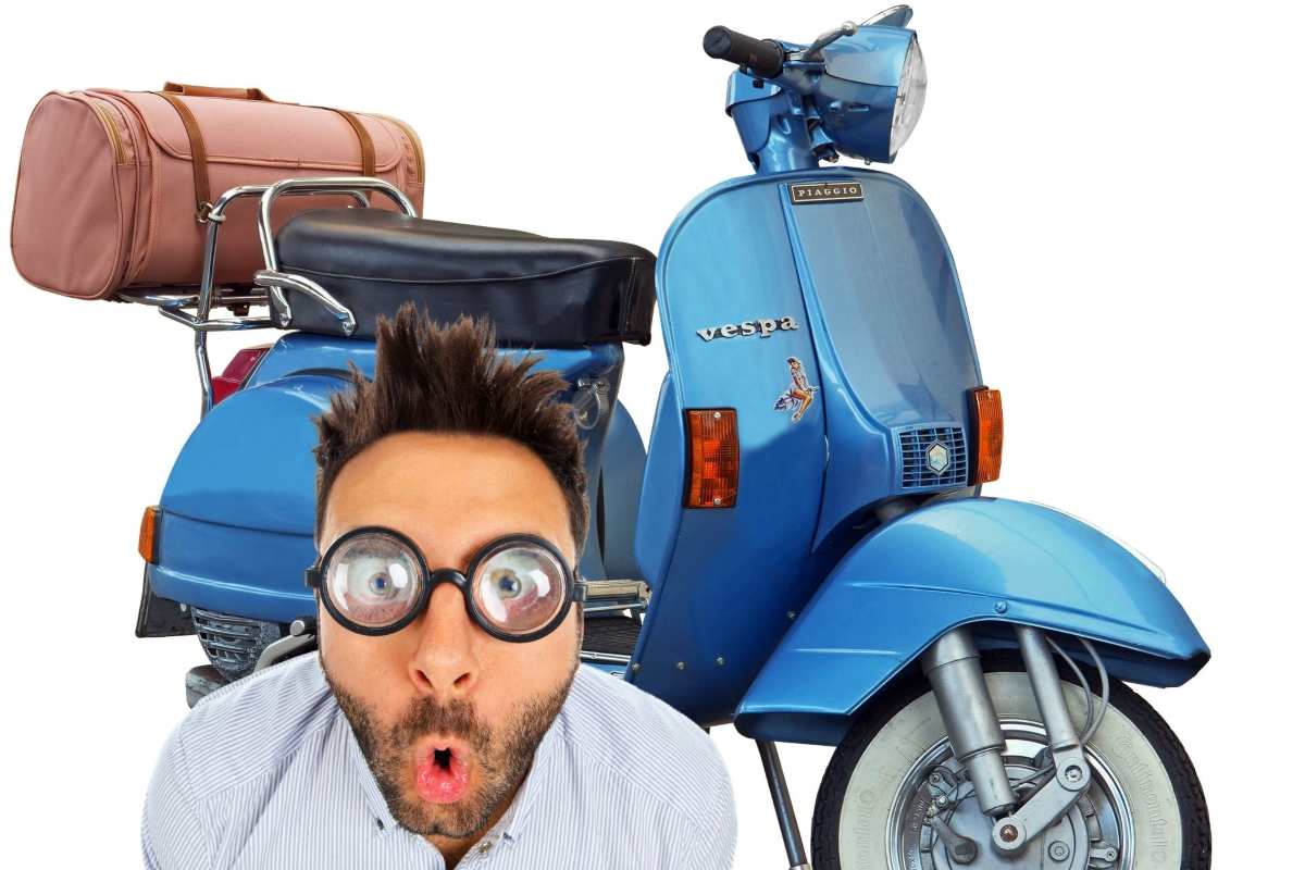 Una Vespa e davanti un ragazzo stupito