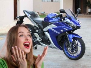 Una Yamaha sportiva e una ragazza a bocca aperta